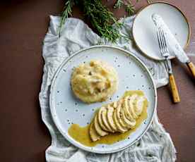 Frango com molho de mostarda e mel e puré com bacon
