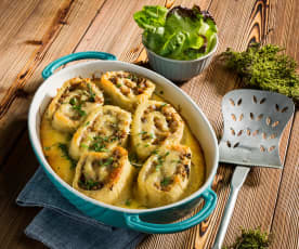 Überbackene Erdäpfelroulade mit Eierschwammerlfülle