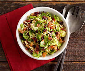 Kohlsprossen-Salat mit Mandeln und Cranberrys