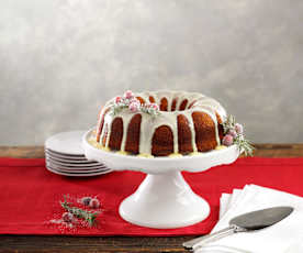 Gewürz-Gugelhupf mit Walnüssen und Cranberrys