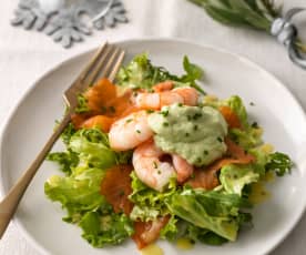 Salat mit Garnelen, Räucherlachs und Avocadocreme