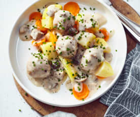Bratwurst-Klopse mit Pilzsauce, Kartoffeln und Möhren