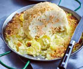 Gefüllter Blumenkohl mit Fisch, Kartoffeln und Currysauce