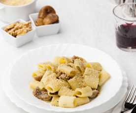 Mezze maniche con noci, gorgonzola e fichi secchi