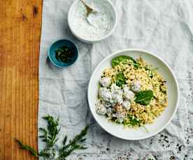 Almôndegas de frango com orzo e molho de iogurte