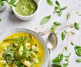 Sopa primavera com pesto de hortelã