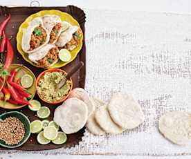 Baba ghanoush em pão pita com borrego