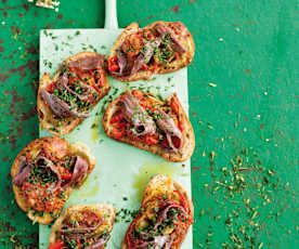 Bruschetta com pimentos, chouriço e anchovas