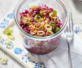 Rotkohl-Salat mit Erdnussdressing