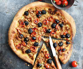 Pizza au thon, aux olives et aux tomates