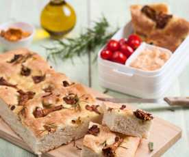 Focaccia z kurkami i rozmarynem, pasta serowo-śmietanowa