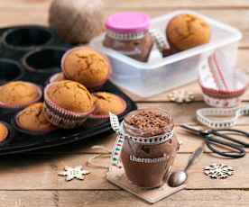 Muffiny piernikowe i nocna owsianka z masłem orzechowym i kakao