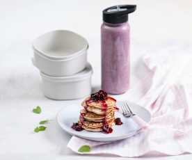 Placki z mąki ryżowej z frużeliną wiśniową i koktajl z owoców leśnych