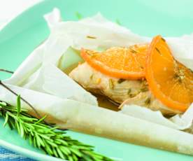 Frango com laranja e alecrim em papelote