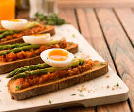 Bruschetta de espargos e ovos quentes 