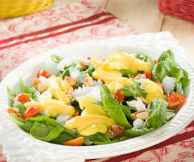 Sałatka z wędzonym pstrągiem i sosem vinegret z mango