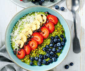 Bananen-Smoothie-Bowl mit Matcha