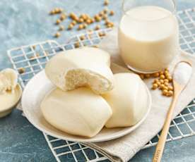 Bebida de soja y bollos al vapor