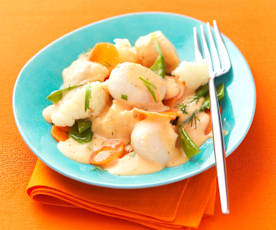 Noix de saint-jacques à la crème de corail et petits légumes