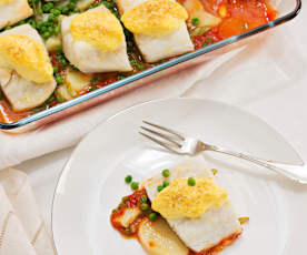 Bacalao con tomate, patatas panadera y guisantes