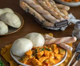 Kurczak w sosie paprykowym z kluskami na parze i paluchy drożdżowe