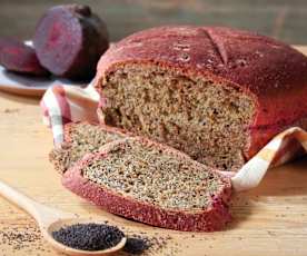 Pane alla barbabietola con semi di papavero