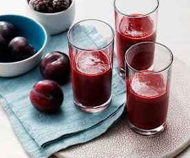 Smoothie de ciruelas rojas, moras, manzana y agua de coco