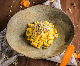 Karottenspätzle mit Petersilienöl und Radieschensprossen