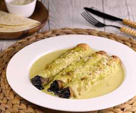 Taquitos de huitlacoche en salsa poblana gratinados