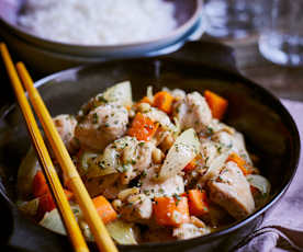 Hähnchen mit Pinienkernen und Zwiebeln