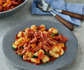 Gnocchi sertéshússal, paradicsommal és cukkínivel