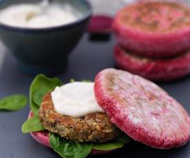 Hambúrgueres de lentilhas em pão de beterraba com maionese vegan