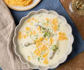 Spargelcremesüppchen mit Käsechips