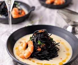 Schwarze Spaghetti mit Parmesan-Sauce und Garnelen