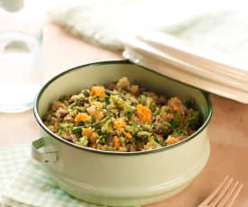 Salată de quinoa cu legume, nuci și semințe