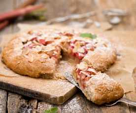 Orkiszowa galette z rabarbarem