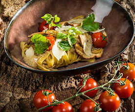 Tagliatelle mit Steinpilzen und Karamelltomaten