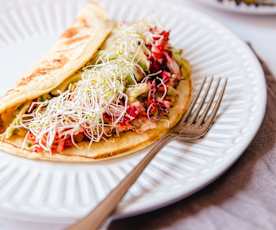 Crepioca com salteado de cogumelos brancos e cenoura