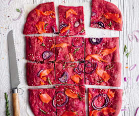 Schiacciata con salmone affumicato e bacche di goji