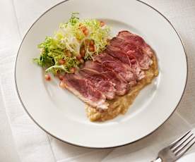 Magret de pato a la sal con puré dulce de pera y vainilla