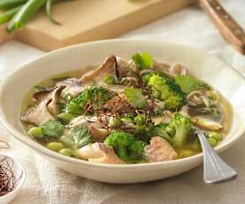 Suppen Bowl mit Pilzen und Saibling