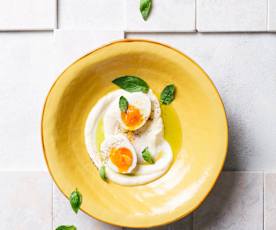 Huevos mollet con crema de queso y aceite de albahaca