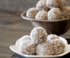 Macadamia Protein Balls with Coconut Butter