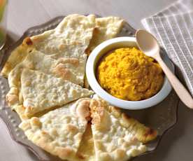 Triangoli di pane arabo con hummus di zucca