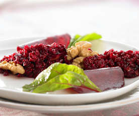 Rote-Bete-Salat mit Äpfeln und Nüssen