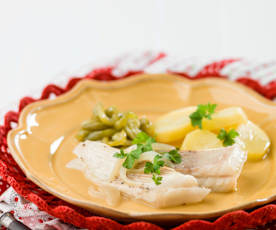 Raia com cebolada e batatas