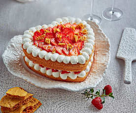 Torta multistrato alle fragole con croccante a nido d'ape