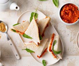 Sándwiches de sobrasada y miel con queso y espinacas