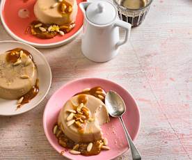 Kaffee-Panna-cotta mit Pinienkern-Karamellsauce