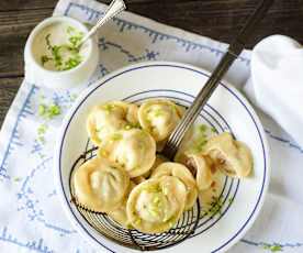 Pelmeni mit Meerrettich-Dip